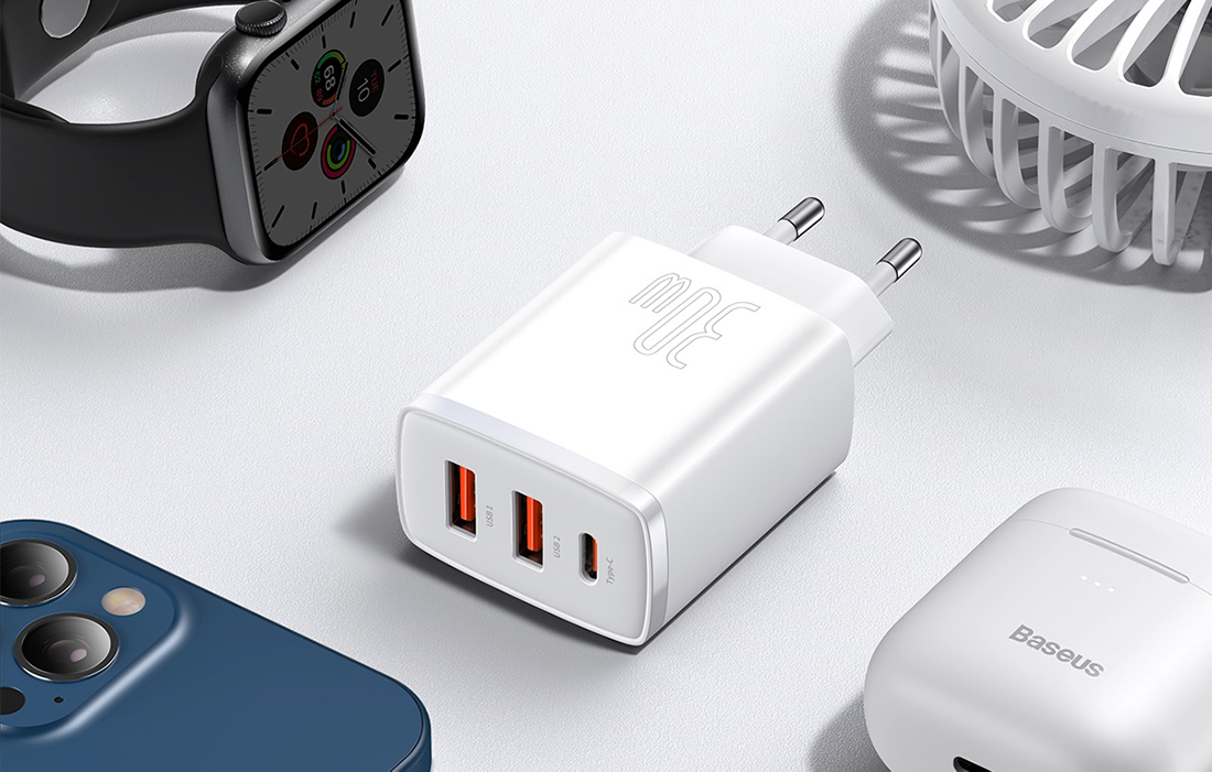 Baseus Compact Cargador rápido 30W - USB-C PD, 2xUSB - Blanco