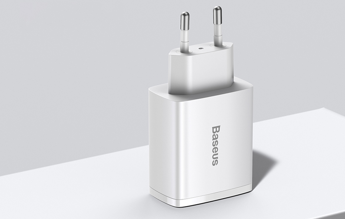 Baseus Compact Cargador rápido 30W - USB-C PD, 2xUSB - Blanco