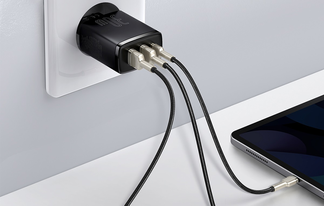 Baseus Compact Cargador rápido 30W - USB-C PD, 2xUSB - Negro